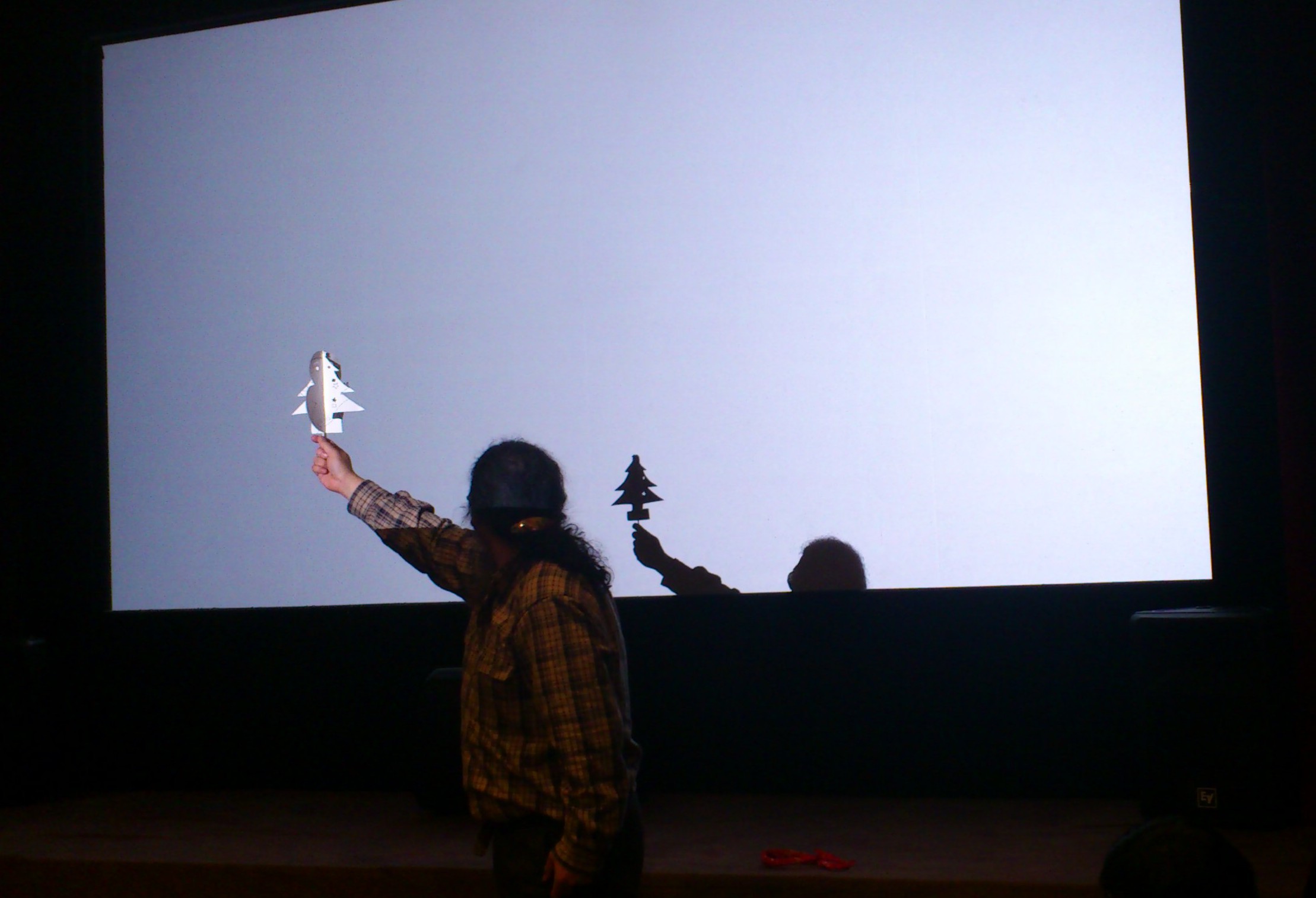 みんなで影絵をやってみました！ 「影たちの祭り」初日イベント