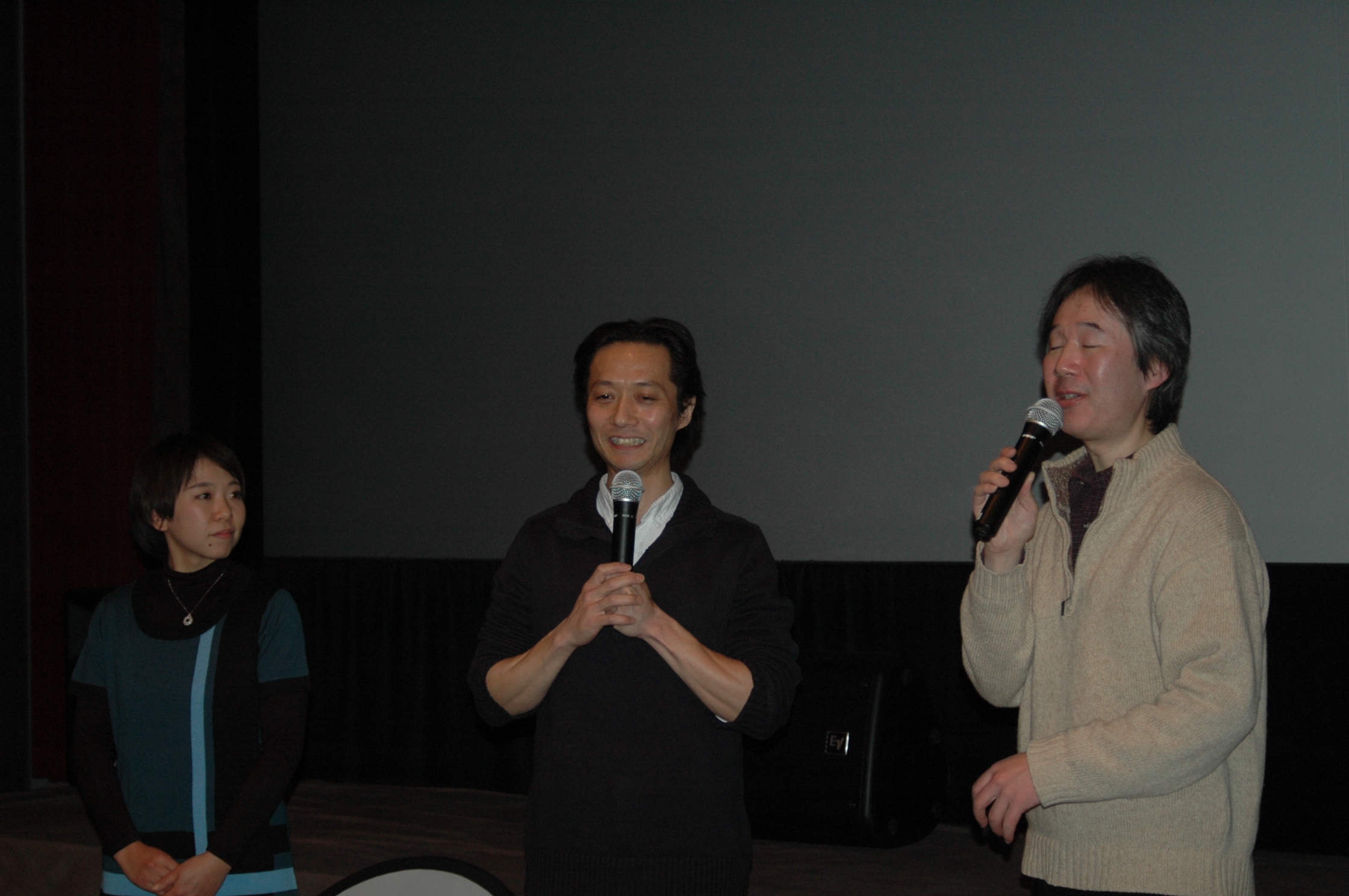 「影たちの祭り」かかし座メンバーによる影絵実演と、大嶋監督のあいさつがありました。