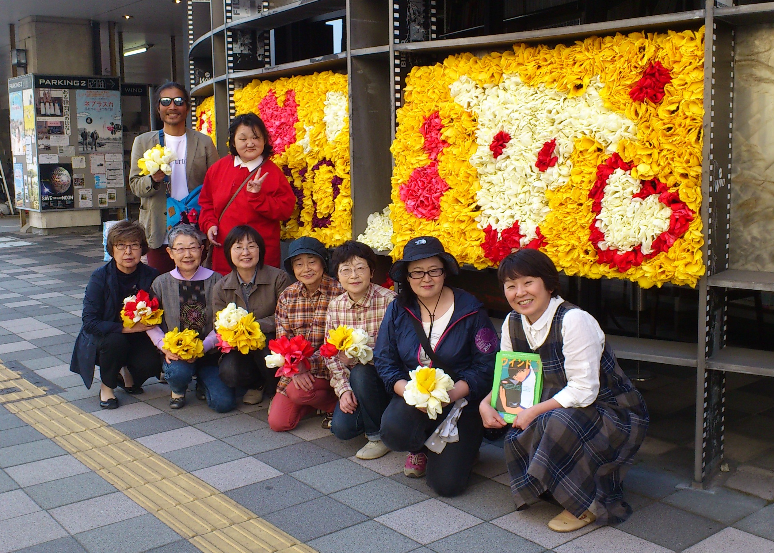 牛の花絵、完成！ウインド前に展示中です