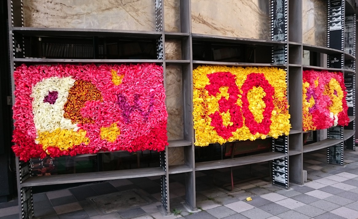 ウインド前でチューリップの花絵を制作しました