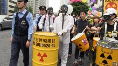 首相官邸の前でサブ